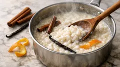 Riso al latte cremosissimo: il trucco per aggiungere lo zucchero al momento giusto