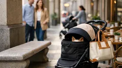 Cani nel passeggino: moda, necessità o segnale che i pet “sostituiscono” i figli?
