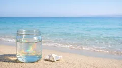 Microplastiche e luce UV: la chimica invisibile che finisce nell’acqua di mare