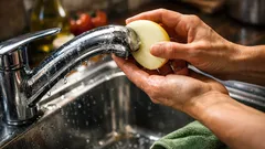 Pulire il rubinetto con la cipolla: il trucco anti-calcare che funziona davvero