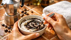 Maschera viso con fondi di caffè e yogurt: ricetta facile per una pelle più luminosa